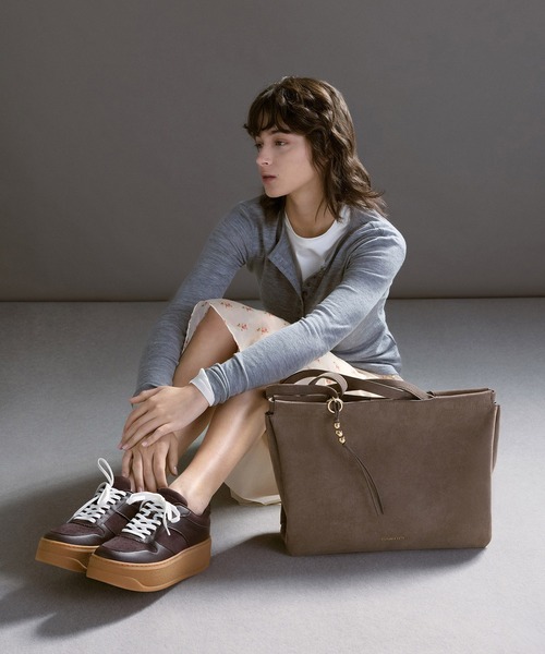 CHARLES & KEITH(チャールズ & キース)の「Zephyr ゼファー タッセル トートバッグ(トートバッグ・レディース・レディッシュグレー・XL)」の1枚目の写真