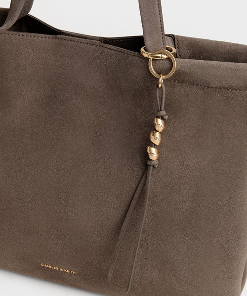CHARLES & KEITH(チャールズ & キース)の「Zephyr ゼファー タッセル トートバッグ(トートバッグ・レディース・レディッシュグレー・XL)」の4枚目の写真