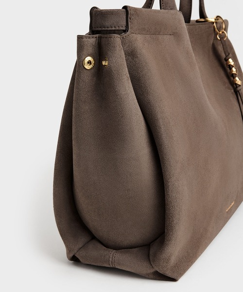 CHARLES & KEITH(チャールズ & キース)の「Zephyr ゼファー タッセル トートバッグ(トートバッグ・レディース・レディッシュグレー・XL)」の6枚目の写真