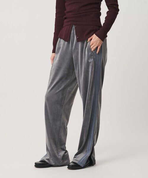adidas Originals(アディダスオリジナルス)の「【別注】<adidas Originals>ファイヤーバード ベロアトラックパンツ(その他パンツ・レディース・ダークグレー・XXS/XS/S)」の1枚目の写真