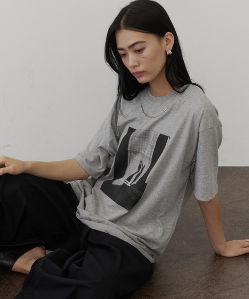DFFUR.（ディフル）の「ルーズシルエットアートフォトTシャツ（Tシャツ/カットソー・レディース・グレー/ピンク/チャコールグレー・FREE）」の2枚目の写真