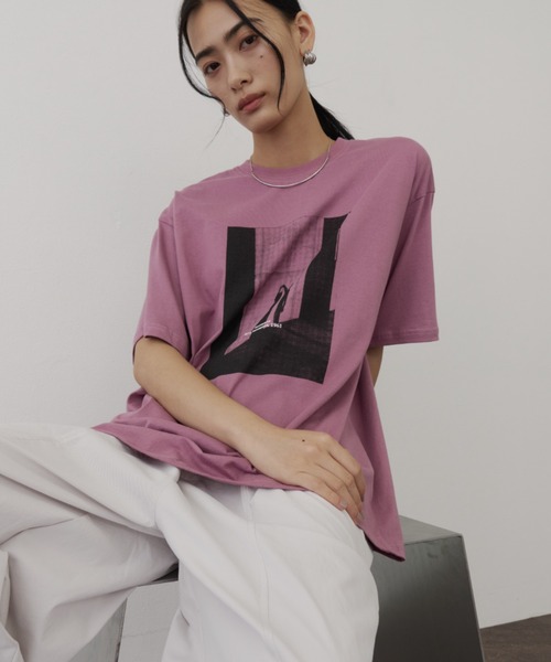DFFUR.（ディフル）の「ルーズシルエットアートフォトTシャツ（Tシャツ/カットソー・レディース・グレー/ピンク/チャコールグレー・FREE）」の3枚目の写真