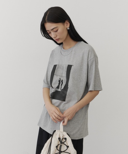 DFFUR.（ディフル）の「ルーズシルエットアートフォトTシャツ（Tシャツ/カットソー・レディース・グレー/ピンク/チャコールグレー・FREE）」の9枚目の写真