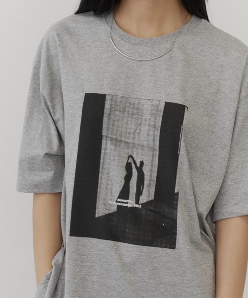 DFFUR.（ディフル）の「ルーズシルエットアートフォトTシャツ（Tシャツ/カットソー・レディース・グレー/ピンク/チャコールグレー・FREE）」の11枚目の写真