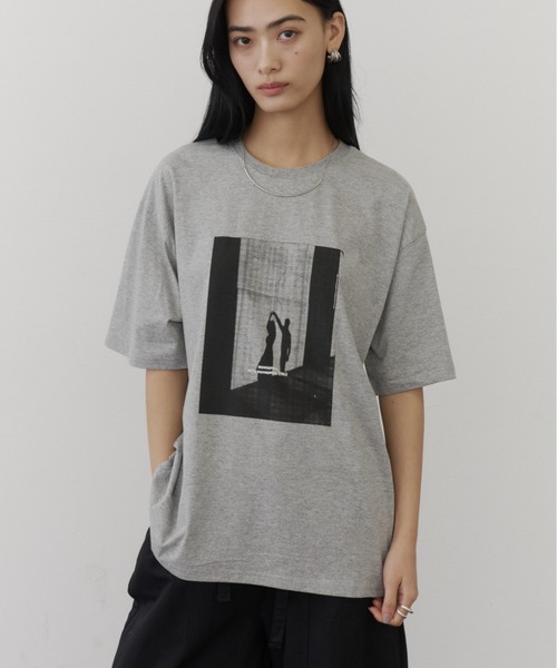DFFUR.（ディフル）の「ルーズシルエットアートフォトTシャツ（Tシャツ/カットソー・レディース・グレー/ピンク/チャコールグレー・FREE）」の6枚目の写真
