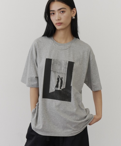 DFFUR.（ディフル）の「ルーズシルエットアートフォトTシャツ（Tシャツ/カットソー・レディース・グレー/ピンク/チャコールグレー・FREE）」の7枚目の写真