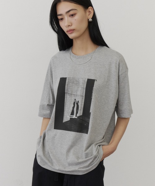 DFFUR.（ディフル）の「ルーズシルエットアートフォトTシャツ（Tシャツ/カットソー・レディース・グレー/ピンク/チャコールグレー・FREE）」の8枚目の写真