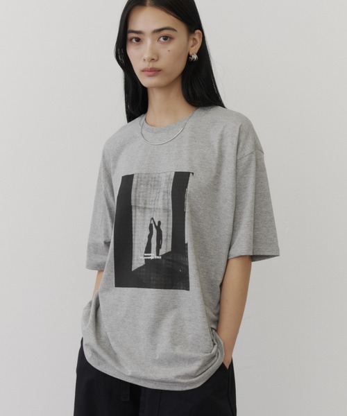 DFFUR.（ディフル）の「ルーズシルエットアートフォトTシャツ（Tシャツ/カットソー・レディース・グレー/ピンク/チャコールグレー・FREE）」の5枚目の写真