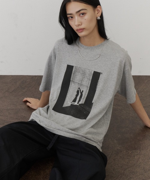 DFFUR.（ディフル）の「ルーズシルエットアートフォトTシャツ（Tシャツ/カットソー・レディース・グレー/ピンク/チャコールグレー・FREE）」の16枚目の写真