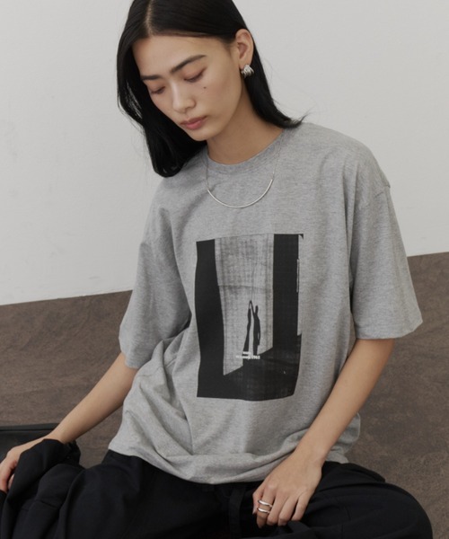 DFFUR.（ディフル）の「ルーズシルエットアートフォトTシャツ（Tシャツ/カットソー・レディース・グレー/ピンク/チャコールグレー・FREE）」の17枚目の写真