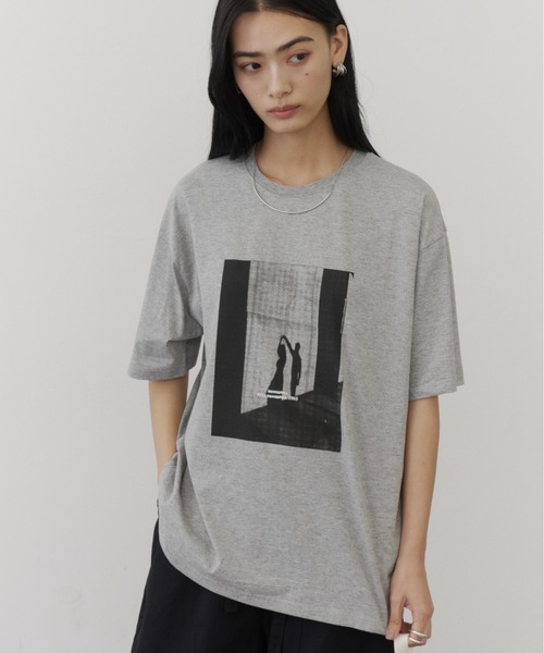 DFFUR.（ディフル）の「ルーズシルエットアートフォトTシャツ（Tシャツ/カットソー・レディース・グレー/ピンク/チャコールグレー・FREE）」の4枚目の写真