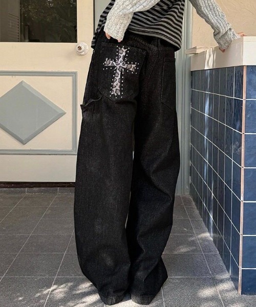 ViViDAY(ビビデー)の「レオパードクロス×スターモチーフ ワイドデニムパンツ(デニムパンツ・レディース・ブラック・S/M)」の1枚目の写真
