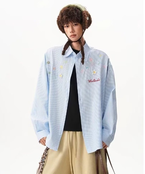 FreeZone(フリーゾーン)の「小花刺繍ストライプオーバーサイズシャツ(シャツ/ブラウス・メンズ・ピンク/ブルー/イエロー・F)」の9枚目の写真
