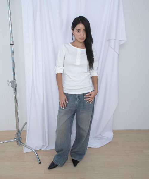 CHICKS(チックス)の「ロールアップタブボタンヘンリーネック7部Tシャツアイ(Tシャツ/カットソー・レディース・アイボリー・ONE SIZE)」の2枚目の写真