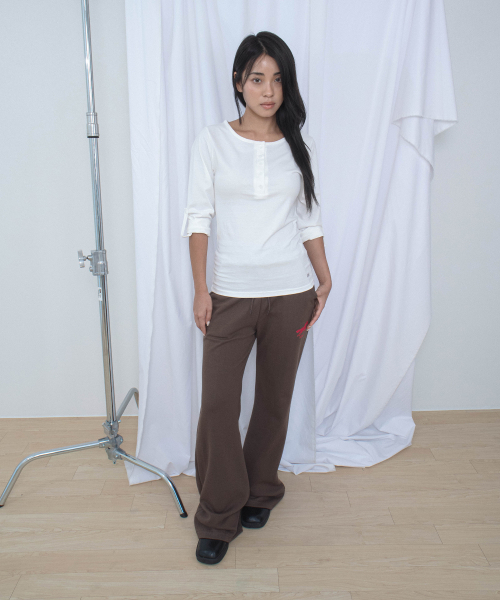 CHICKS(チックス)の「ロールアップタブボタンヘンリーネック7部Tシャツアイ(Tシャツ/カットソー・レディース・アイボリー・ONE SIZE)」の4枚目の写真