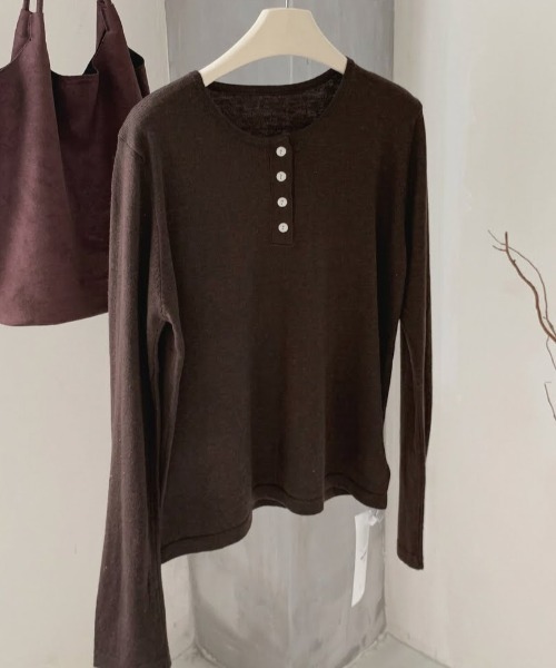witch(ウイッチ)の「長袖ヘンリーネックトップス(Tシャツ/カットソー・レディース・ダークグレー/ブラウン/ライトグレー/ベージュ・FREE)」の1枚目の写真