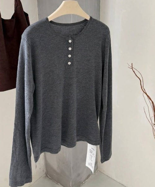 witch(ウイッチ)の「長袖ヘンリーネックトップス(Tシャツ/カットソー・レディース・ダークグレー/ブラウン/ライトグレー/ベージュ・FREE)」の3枚目の写真