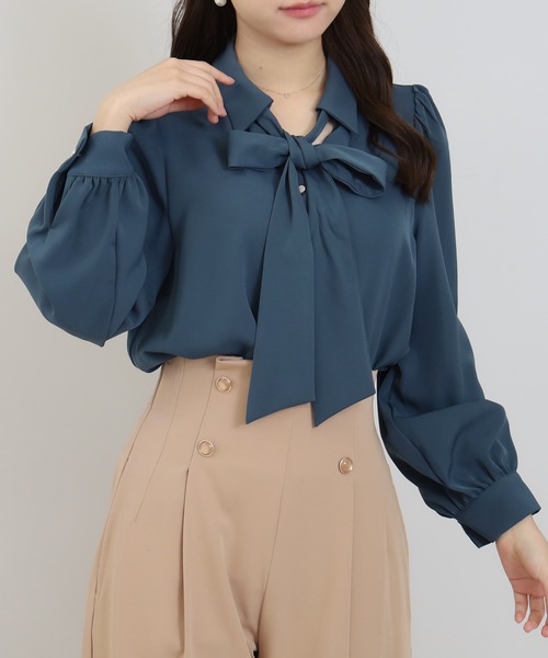 ASTORIA ODIER（アストリアオディール）の「スキッパーシャツリボンタイ長袖ブラウス(2WAY仕様/オフィス/休日/セレモニー)（シャツ/ブラウス・レディース・ダークグリーン/ネイビー/ピンクベージュ/ホワイト・SMALL/MEDIUM）」の21枚目の写真