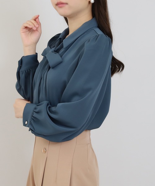 ASTORIA ODIER（アストリアオディール）の「スキッパーシャツリボンタイ長袖ブラウス(2WAY仕様/オフィス/休日/セレモニー)（シャツ/ブラウス・レディース・ダークグリーン/ネイビー/ピンクベージュ/ホワイト・SMALL/MEDIUM）」の22枚目の写真