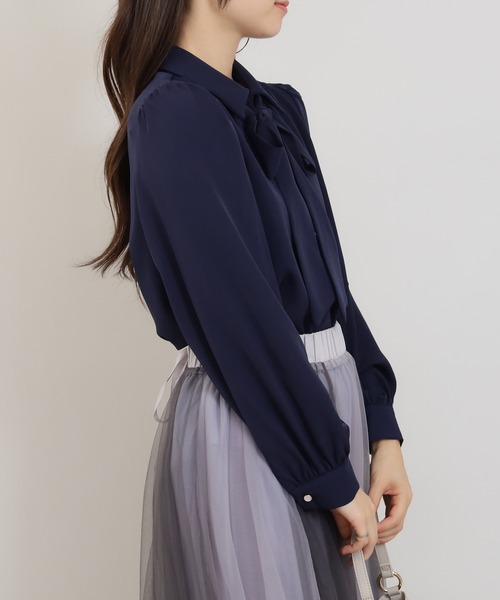 ASTORIA ODIER（アストリアオディール）の「スキッパーシャツリボンタイ長袖ブラウス(2WAY仕様/オフィス/休日/セレモニー)（シャツ/ブラウス・レディース・ダークグリーン/ネイビー/ピンクベージュ/ホワイト・SMALL/MEDIUM）」の8枚目の写真