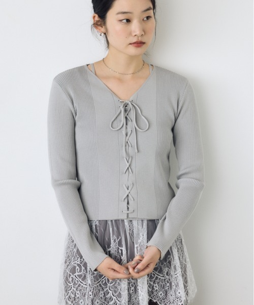 AZUL by moussy（アズールバイマウジー）の「フェイクレイヤードレースアップニット 秋服　冬服　春服　デザインニット（ニット/セーター・レディース・ブラック/ボルドー/ライトグレー・FREE）」の2枚目の写真