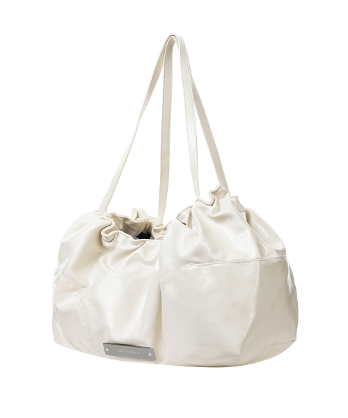 NICK&NICOLE（ニックアンドニコール）の「CRYSTAL SHIRRING TOTE BAG_アイボリー（トートバッグ・レディース・アイボリー・FREE）」の2枚目の写真