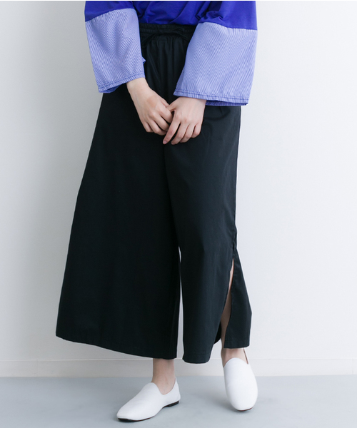 MERLOT（メルロー）の「裾スリットウエストギャザーワイドパンツ4921（その他パンツ・レディース・ブラック/グレー/ブルー/ブル－グレ－/ブルーグリーン/キャメル・FREE）」の2枚目の写真