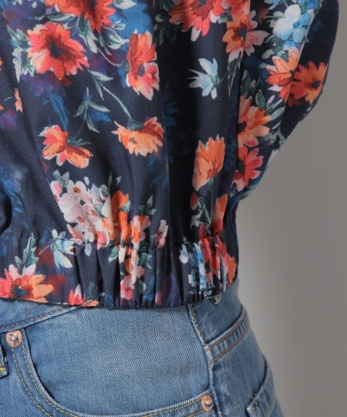 Andemiu（アンデミュウ）の「ラッフルフラワーブラウス785913（シャツ/ブラウス・レディース・ネイビー/ホワイト・FREE）」の4枚目の写真