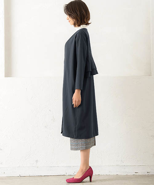 Pierrot（ピエロ）の「バックフリルデザインアウター（ノーカラージャケット・レディース・ダークネイビー/グリーン系その他/ベージュ/ライトカーキ/ライトベージュ・M/L）」の9枚目の写真