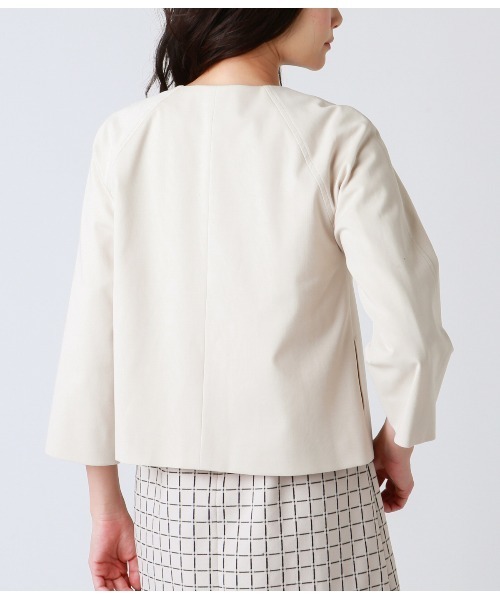 NEWYORKER(ニューヨーカー)の「Jaccessory(ジャクセサリー)/パールニット トッパー風ジャケット(ノーカラージャケット・レディース・ネイビー/ベージュ/ダークグレー・11号/9号)」の4枚目の写真