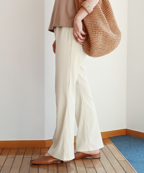 andme(アンドミー)の「カットリブニットソーフレアパンツ(その他パンツ・レディース・ブラック/オフホワイト/グレー系その他/ベージュ/ブルー系その他/グリーン/ライトブラウン/チャコールグレー/ブラウン・M/L)」の2枚目の写真