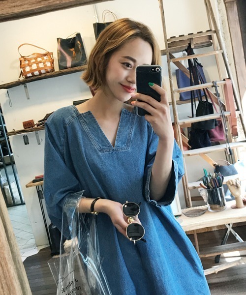 Vネック デニム ロング ワンピース 七分袖 リラックス ドレス ABITOKYO（アビトーキョー）の「七分袖バックスリットVネック