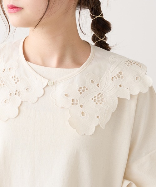 PUAL CE CIN（ピュアルセシン）の「カットワークレースつけ衿プルオーバー（Tシャツ/カットソー・レディース・オフホワイト/チャコールグレー/ナチュラル・FREE）」の3枚目の写真
