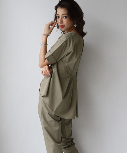 REAL CUBE（リアルキューブ）の「バックタックデザインブラウス（シャツ/ブラウス・レディース・ブラック/ブラウン/カーキ・FREE）」の6枚目の写真