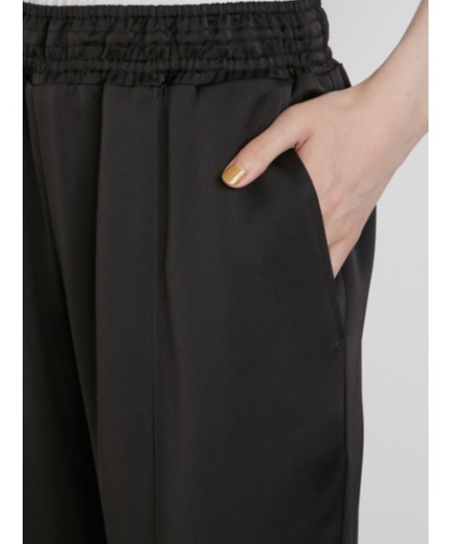emmi（エミ）の「【emmi atelier】サテンパンツ（その他パンツ・レディース・イエロー/ベージュ/ブラック・0/1）」の17枚目の写真