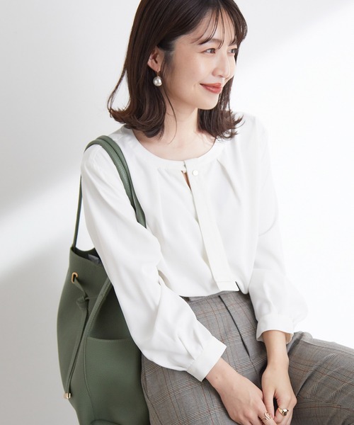 VIS(ビス)の「【洗濯可】2WAYで使える、襟配色ボウタイ取り外しブラウス(シャツ/ブラウス・レディース・ブラック/オフホワイト/サックスブルー・FREE)」の1枚目の写真