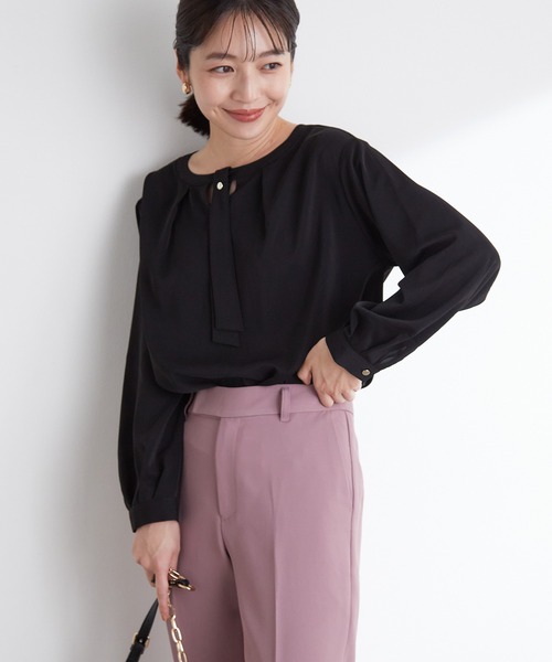 VIS(ビス)の「【洗濯可】2WAYで使える、襟配色ボウタイ取り外しブラウス(シャツ/ブラウス・レディース・ブラック/オフホワイト/サックスブルー・FREE)」の2枚目の写真