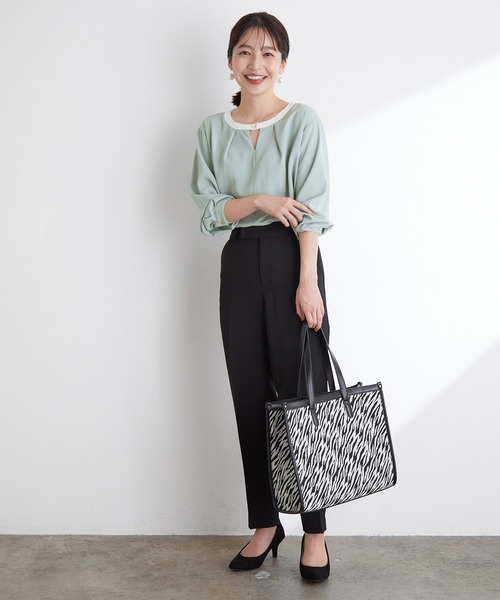 VIS(ビス)の「【洗濯可】2WAYで使える、襟配色ボウタイ取り外しブラウス(シャツ/ブラウス・レディース・ブラック/オフホワイト/サックスブルー・FREE)」の10枚目の写真