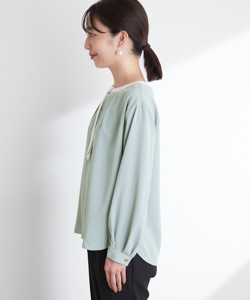 VIS(ビス)の「【洗濯可】2WAYで使える、襟配色ボウタイ取り外しブラウス(シャツ/ブラウス・レディース・ブラック/オフホワイト/サックスブルー・FREE)」の5枚目の写真