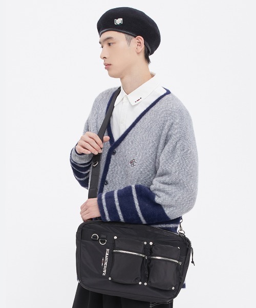 ROMANTIC CROWN（ロマンティッククラウン）の「【ROMANTIC CROWN】GLOSS MINIMAL CROSS BAG / ロマンティッククラウン グロス ミニマル クロス ショルダーバッグ（ショルダーバッグ・メンズ・ブラック・FREE）」の3枚目の写真