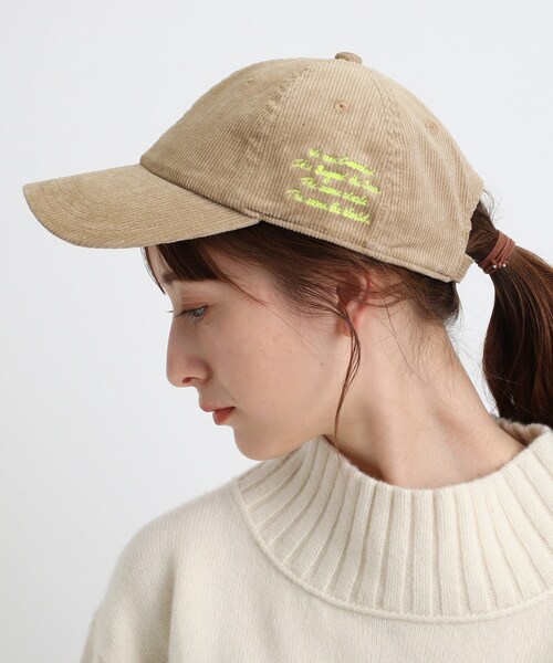 INDIVI（インディヴィ）の「◆コーデュロイメッセージロゴ キャップ（キャップ・レディース・ブラウン系/ベージュ・00）」の3枚目の写真