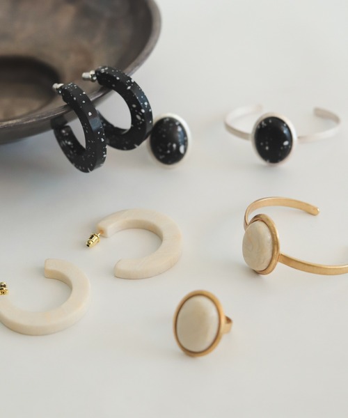 rapiecage（ラピエサージュ）の「オーバルストーンバングル（バングル/リストバンド・レディース・ホワイト/ブラック・FREE）」の7枚目の写真