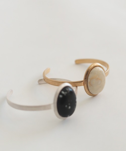 rapiecage（ラピエサージュ）の「オーバルストーンバングル（バングル/リストバンド・レディース・ホワイト/ブラック・FREE）」の4枚目の写真