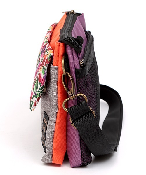 チチカカ(チチカカ)の「マルチプルショルダーポーチ 【シリーズ累計75,000個突破】(ショルダーバッグ・レディース・ブラック/パープル/グレー・FREE)」の4枚目の写真