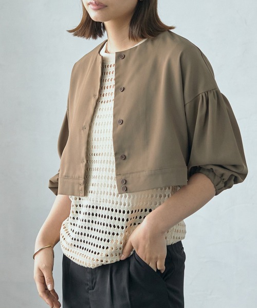 ECRIRE（エクリール）の「【TOMOコラボ】ショート丈ノーカラーブラウス（シャツ/ブラウス・レディース・ベージュ/グレー/ライトグリーン/アイボリー・M/L）」の3枚目の写真