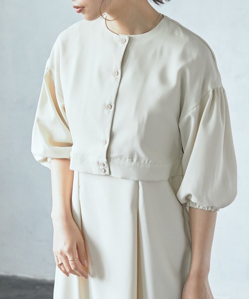 ECRIRE（エクリール）の「【TOMOコラボ】ショート丈ノーカラーブラウス（シャツ/ブラウス・レディース・ベージュ/グレー/ライトグリーン/アイボリー・M/L）」の2枚目の写真