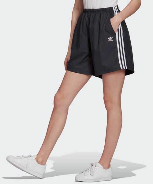 adidas(アディダス)の「アディカラー クラシックス リップストップショーツ / アディダスオリジナルス(その他パンツ・レディース・ブラック・LARGE/MEDIUM/X-LARGE/SMALL/X-SMALL/XX-LARGE)」の1枚目の写真