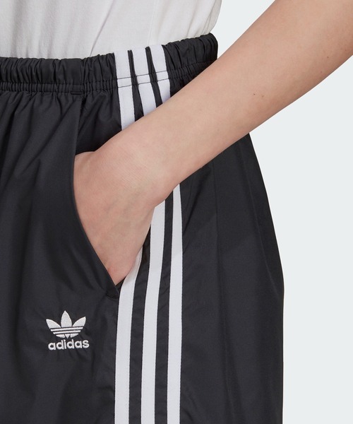 adidas(アディダス)の「アディカラー クラシックス リップストップショーツ / アディダスオリジナルス(その他パンツ・レディース・ブラック・LARGE/MEDIUM/X-LARGE/SMALL/X-SMALL/XX-LARGE)」の6枚目の写真