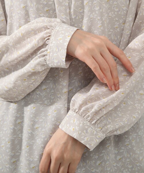 DRESKIP（ドレスキップ）の「◆衿タックギャザ－ブラウス（シャツ/ブラウス・レディース・ベージュ系その他3/ブラック系/グレー系/ライトイエロー系1・02/03/04）」の9枚目の写真