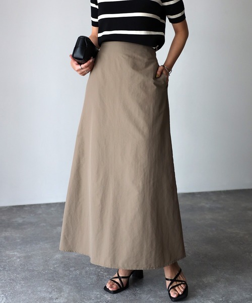 Riberry（リベリー）の「ナイロントラペーズスカート（スカート・レディース・ブラック/グリーン/モカ/アイボリー・MEDIUM）」の3枚目の写真